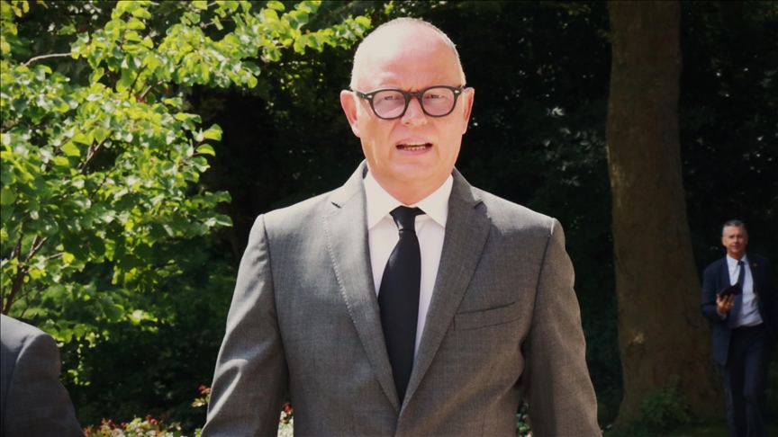 Édouard Philippe se dit « mal à l’aise » face au port du voile et le qualifie de « signe de soumission »