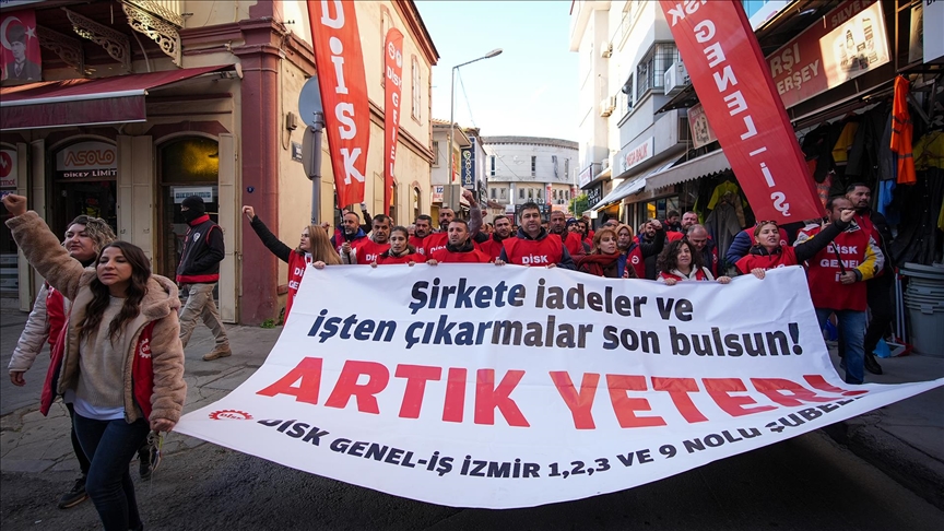 İzmir\'de ücretsiz izne çıkarıldıktan sonra işbaşı yaptırılmayan işçiler eylemlerini sürdürdü