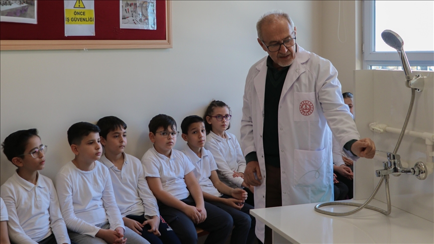 İlkokul öğrencileri "Yaşam Becerileri Atölyeleri"nde günlük hayat pratiklerini öğreniyor