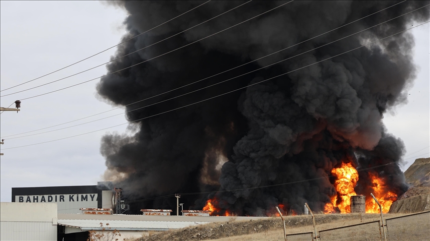 Kırıkkale OSB'de bir fabrikada çıkan yangına müdahale ediliyor