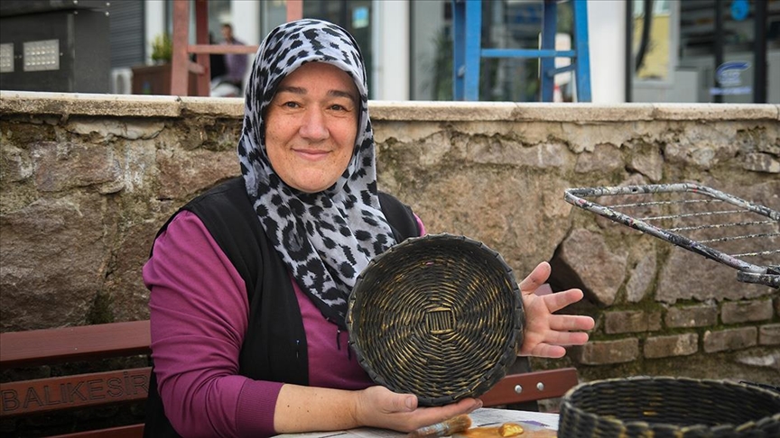 Sındırgılı kadınlar atık gazeteleri sepete dönüştürüyor