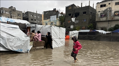 غزة.. غرق آلاف خيام النازحين الفلسطينيين جراء أمطار غزيرة 