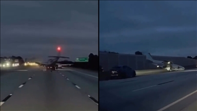 ABD'nin Florida eyaletinde küçük uçak otoyola acil iniş yaparken otomobile çarptı