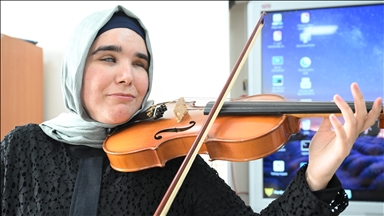 Görme engelli müzik öğretmeni, melodilerle öğrencilerine ilham oluyor