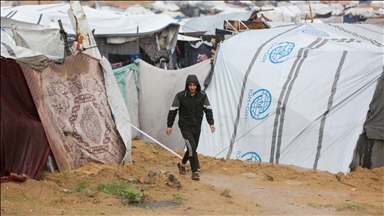 الدفاع المدني بغزة: تلقينا ألف مناشدة من نازحين غمرت الأمطار خيامهم