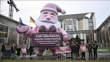 Protestuesit në Berlin përdorin një Babagjysh gjigant për të kritikuar politikat ekonomike të Gjermanisë