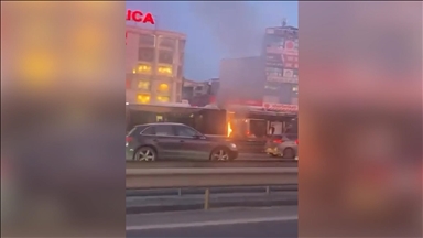 Bakırköy'de bir metrobüsün motor kısmında çıkan yangın söndürüldü