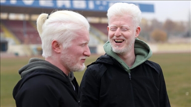 Albinizmli antrenörlük öğrencisi arkadaşlar zorlukları dayanışmayla aşıyor