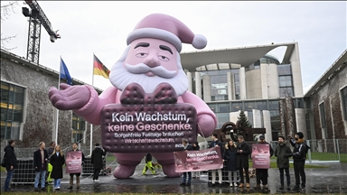 Demonstranti u Berlinu postavili džinovskog Djeda Mraza u znak protesta