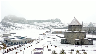 Kars ve Ardahan'da kar yağışı ile sis etkili oluyor