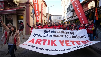 İzmir'de ücretsiz izne çıkarıldıktan sonra işbaşı yaptırılmayan işçiler eylemlerini sürdürdü