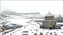 Kars ve Ardahan'da kar yağışı ile sis etkili oluyor