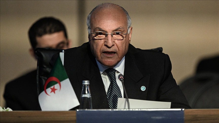 وزير خارجية الجزائر يبدأ زيارة لتونس