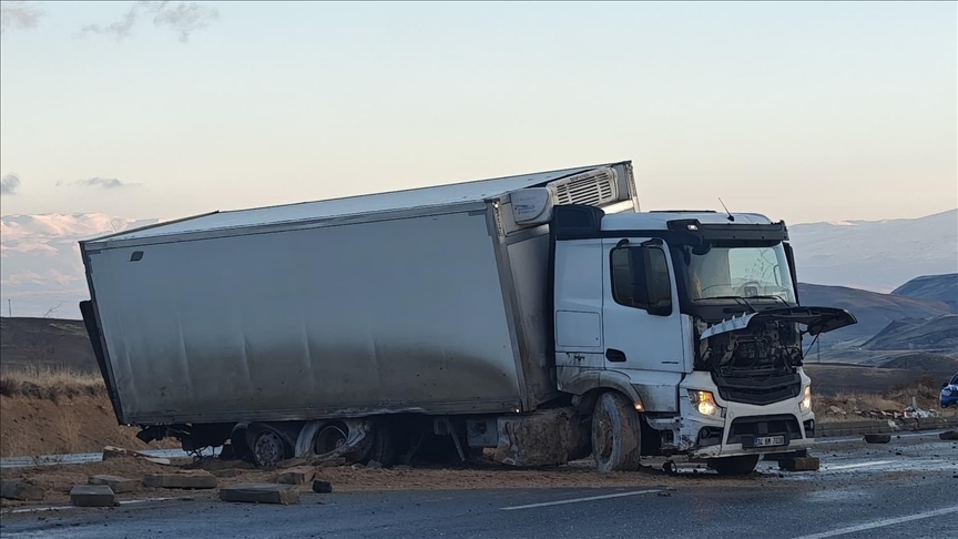 Li Wanê di qezaya ku 9 wesayît tevlê bûn da, 3 kes birîndar bûn