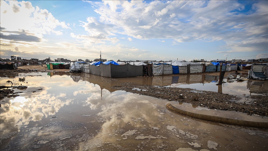 لليوم الثاني.. غرق مئات خيام النازحين بغزة إثر أمطار غزيرة
