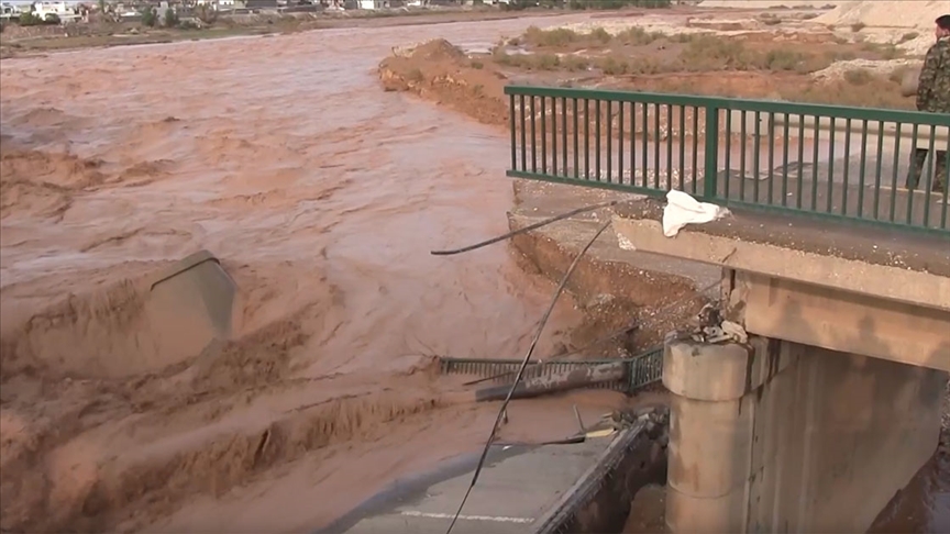 Irak’ın Salahaddin kentinde yoğun yağış nedeniyle köprü çöktü
