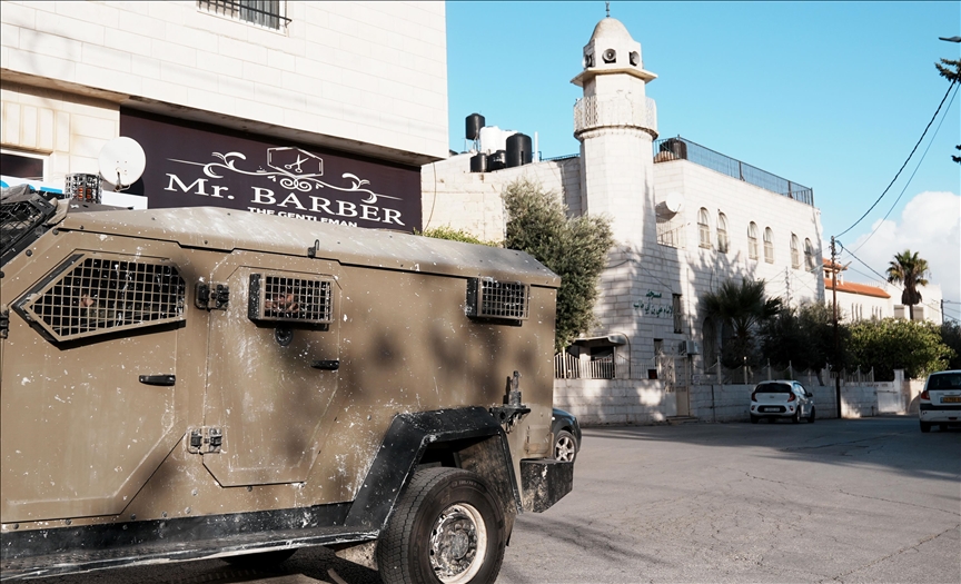 الضفة.. الجيش الإسرائيلي يقتحم قرية فلسطينية ويفتش مصلين في مسجدين