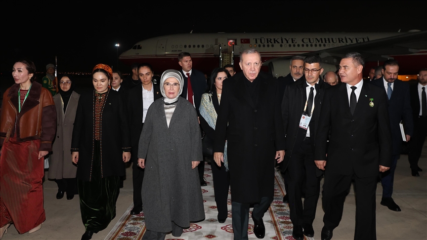 الرئيس أردوغان يصل عشق آباد للمشاركة في المنتدى الدولي للسلام والثقة
