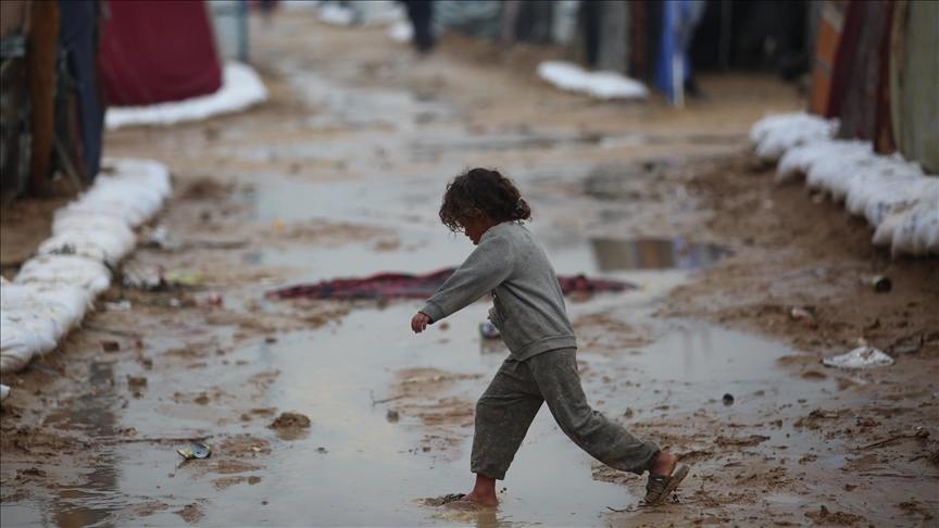 "أطفالنا يموتون وملابسنا مبللة".. حرب الإبادة تحيل المطر لمعاناة بغزة (تقرير)