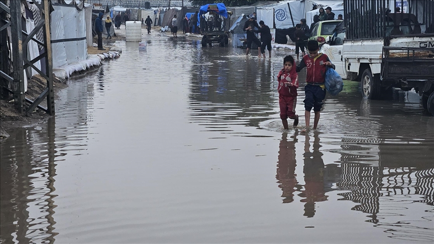 انهيار 3 مبان في مدينة غزة بعد أمطار غزيرة 