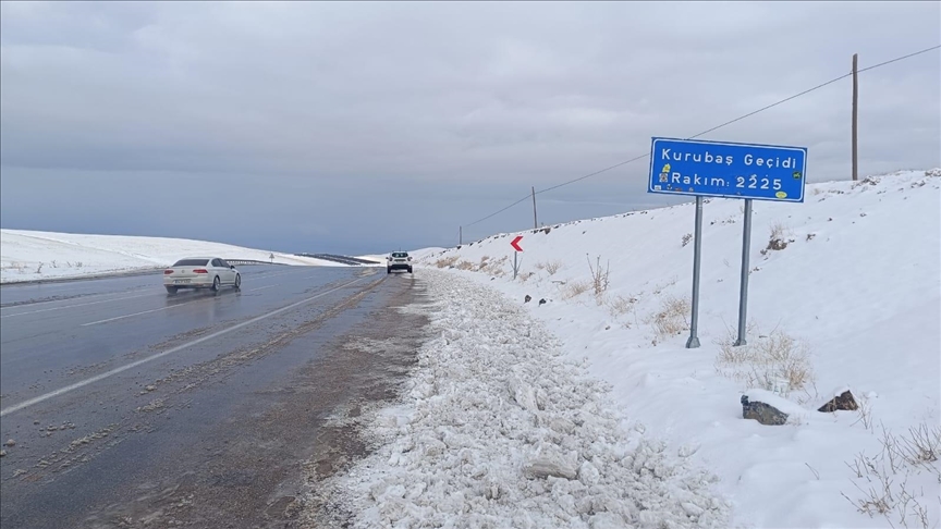 Li Wanê berfê rêya 17 cî û waran girt