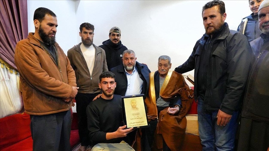 محافظ درعا يزور عائلة صاحب أول تكبيرة بالثورة السورية