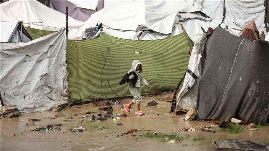 غزة.. 250 ألف أسرة نازحة تواجه البرد والسيول في خيام مهترئة 