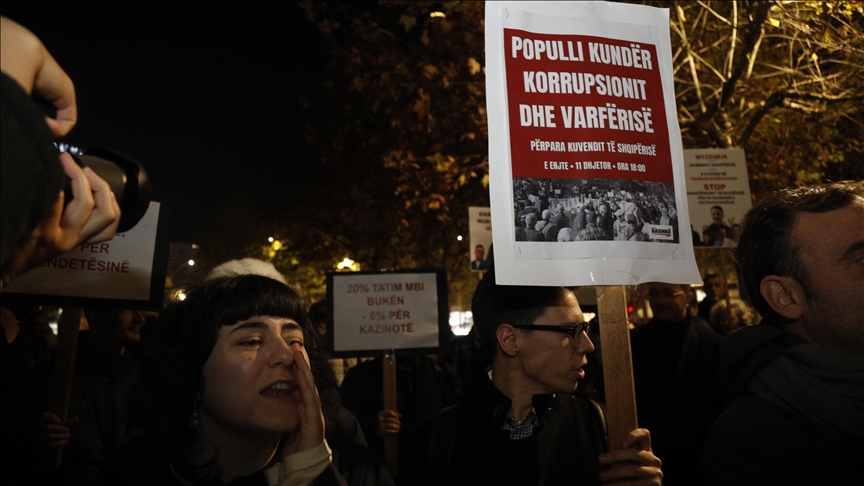 Shqipëri  mbahet protestë kundër  korrupsionit dhe varfërisë 