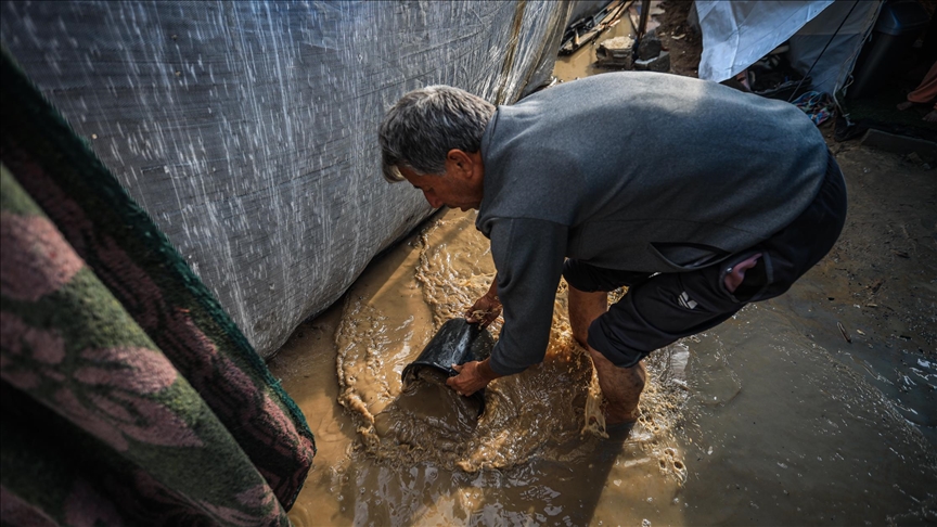 الدفاع المدني بغزة: تلقينا 2500 مناشدة من نازحين غمرت الأمطار خيامهم