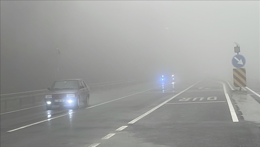 Li ser rêbejaya D-100î, li tanga Çiyayê Boluyê baran barî û mij çêbû