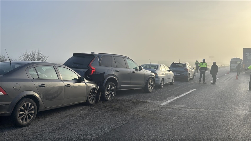 Edirne'de 10 aracın karıştığı zincirleme trafik kazasında 7 kişi yaralandı