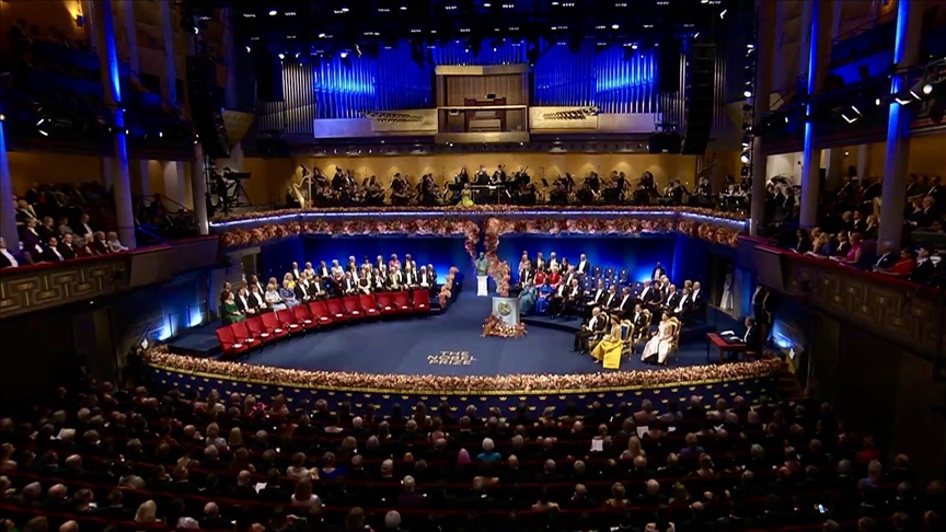 ملك السويد يسلّم جوائز نوبل للفائزين بها