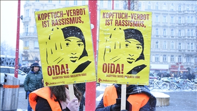 Avusturya'da, okullarda 14 yaş altındakilere başörtüsünü yasaklayan tasarının parlamentodan geçmesine tepki