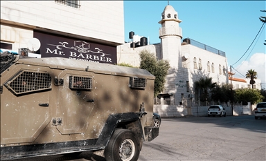 الضفة.. الجيش الإسرائيلي يقتحم قرية فلسطينية ويفتش مصلين في مسجدين