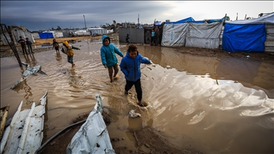 لليوم الثاني.. غرق مئات خيام النازحين بغزة إثر أمطار غزيرة 