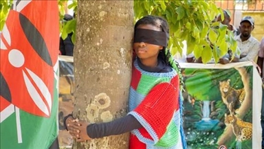 Кениска климатска активистка постави светски рекорд во прегрнување дрво цели 72 часа