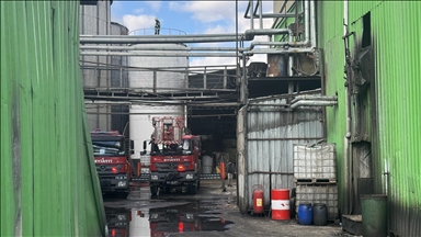 Afyonkarahisar'da bir yağ fabrikasında çıkan yangına müdahale ediliyor