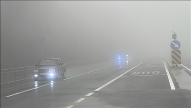 Li ser rêbejaya D-100î, li tanga Çiyayê Boluyê baran barî û mij çêbû