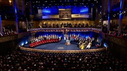 ملك السويد يسلّم جوائز نوبل للفائزين بها