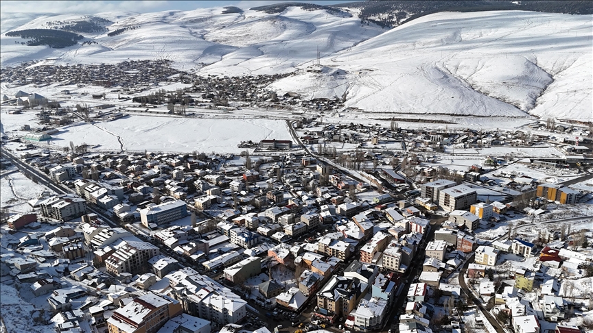 Li Sariqamîşê berfa ku li ser hev civiyabû bi qamyonan bo dervayî bajar tê veguhastin