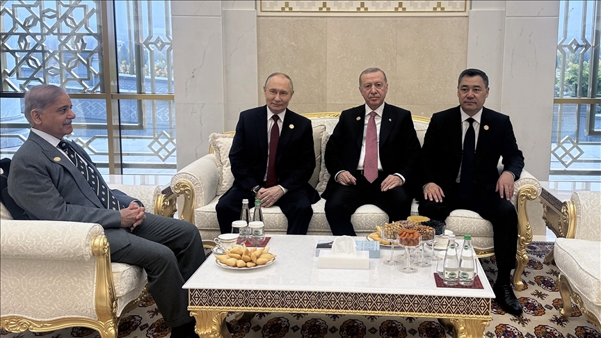 أردوغان يتبادل الحديث مع زعماء في منتدى السلام بتركمانستان