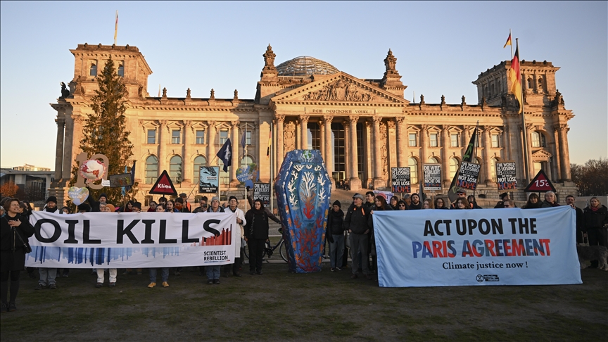 Berlin  aktivistët marshojnë në 10 vjetorin e Marrëveshjes së Parisit