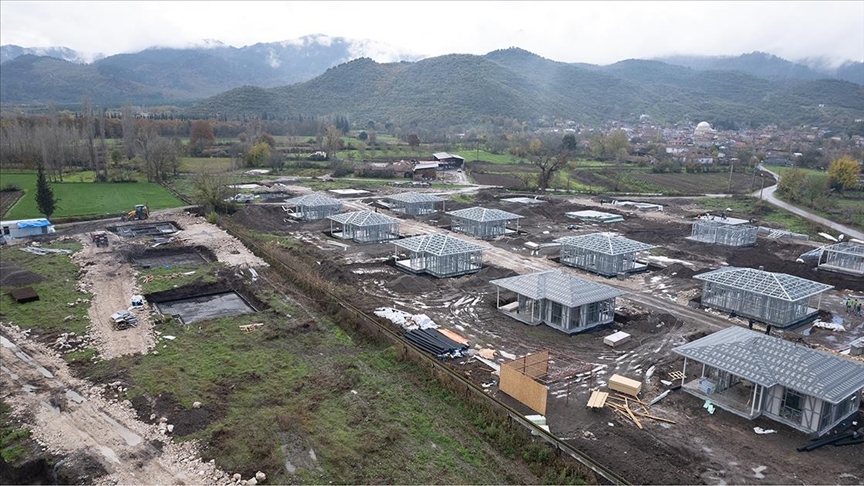 Sındırgı'nın kırsal mahallelerinde deprem konutlarının yapımı sürüyor