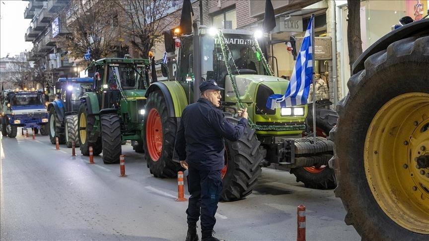 Греческие фермеры провели акцию протеста у офисов депутатов правящей партии