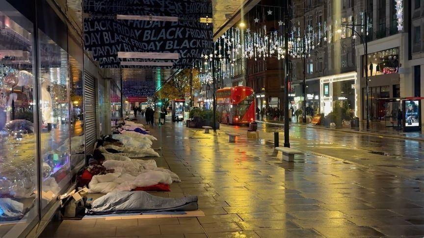 Të pastrehët në Londër, zona e famshme e kryeqytetit britanik shndërrohet në "strehë" nate