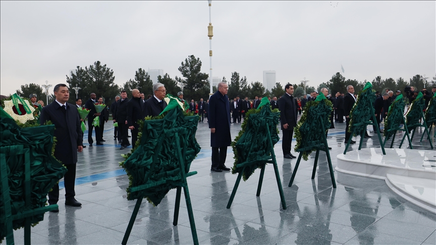 Erdogan attends wreath-laying ceremony at key monument in Turkmen capital