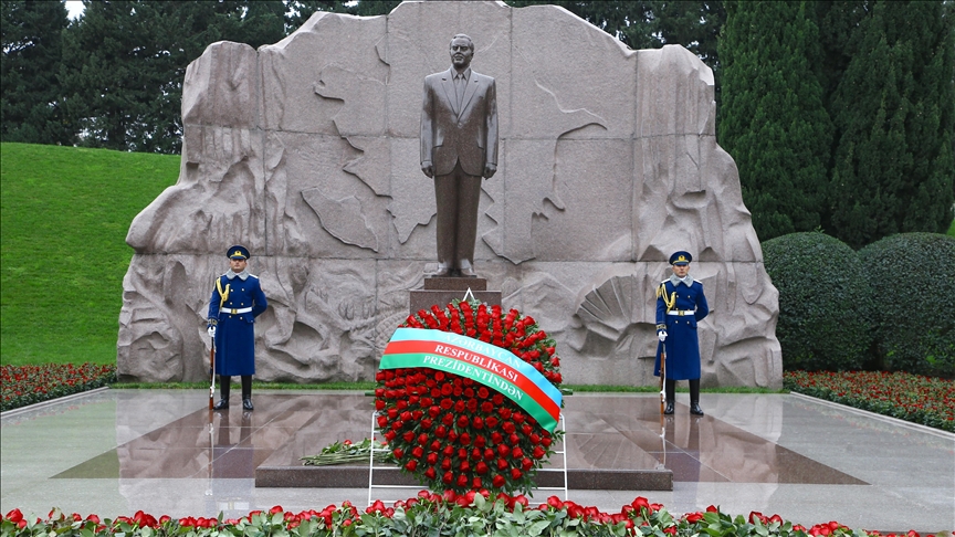 В Азербайджане чтят память общенационального лидера Гейдара Алиева