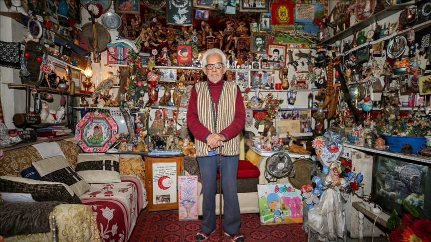 Kazım amca 60 yıllık hediyelikleri ve çeşitli illerden aldığı eşyaları bir odaya sığdırdı