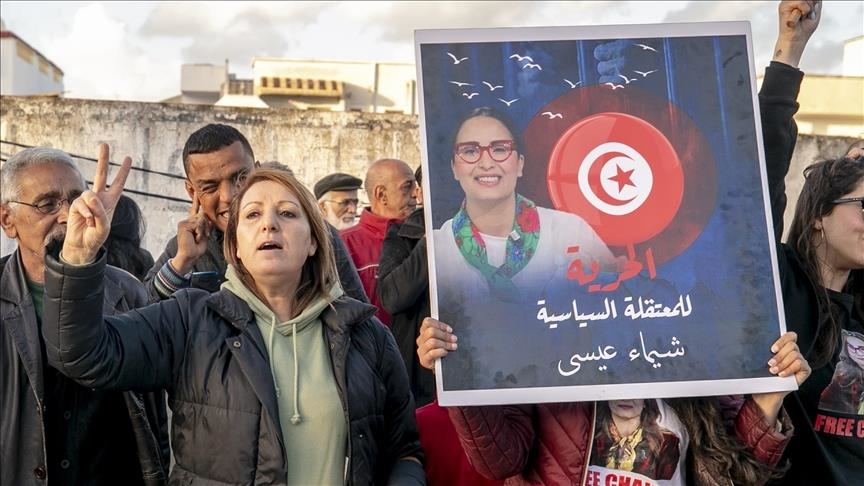 تونس.. وقفة تضامنية مع معتقلة بقضية "التآمر على أمن الدولة"