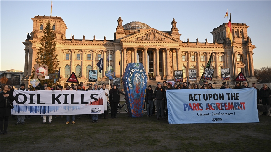 Активисти на протести во Берлин по повод 10-годишнината од Парискиот договор